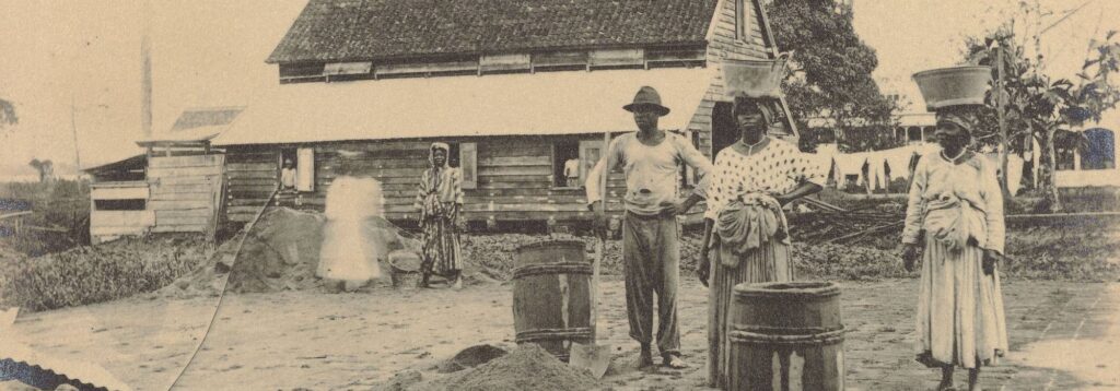 Een sepia gekleurde foto van mensen op een plantage in Suriname.