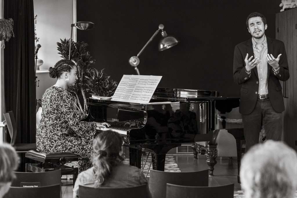 Foto van muziekanten op een podium.